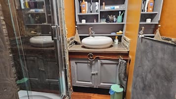 Douche, sĂšche-cheveux, serviettes fournies, savon