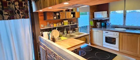 Réfrigérateur, four à micro-ondes, un four, surface de cuisson