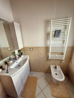 Shower, bidet, towels, soap - Jesolo Attic - Seafront Free Parking (Lido di Jesolo)
