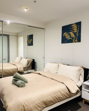 1 dormitori, planxa i posts de planxar, wifi i roba de llit