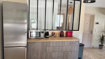 Réfrigérateur, micro-ondes, four, plaque de cuisson