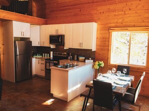 Fridge, microwave, oven, stovetop - Beautiful Cabin in the Mountains (Beaver Mines)