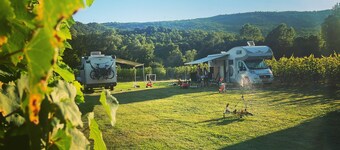 Purple Eye Estate - Camp & Winery (Jokaš)