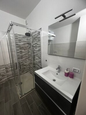 Dusche, Haartrockner, Bidet, Handtücher