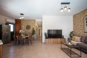 TV - Lythari Summer Villa (Αφάντου)
