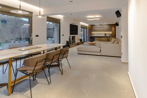 Fernseher, Stereoanlage