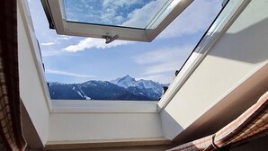 A skylight with a mountain view. - AlpenHorizont: Spacious vacation apartment with a dream view for families & friends (Garmisch-Partenkirchen)