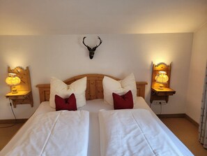 4 bedrooms, iron/ironing board, WiFi, bed sheets