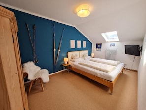 4 bedrooms, iron/ironing board, WiFi, bed sheets