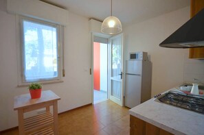 Fridge, microwave, stovetop, coffee/tea maker - Apartment with pool in Bibione (Bibione)