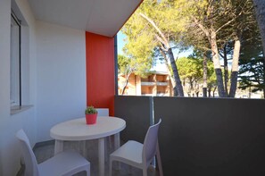 Outdoor dining - Apartment with pool in Bibione (Bibione)