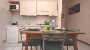 Coffee/tea maker, fridge, microwave, stovetop - Relaxing stay in an equipped flat (Lignano Sabbiadoro)