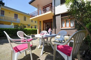 Outdoor dining - Sunny house minutes from the beach (Bibione)
