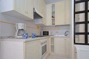Kühlschrank, Mikrowelle, Herdplatte, Wasserkocher mit Kaffee-/Teezubehör