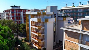 Een meerlaags woongebouw met balkons, een centrale binnenplaats en een combinatie van baksteen en moderne architectuur.