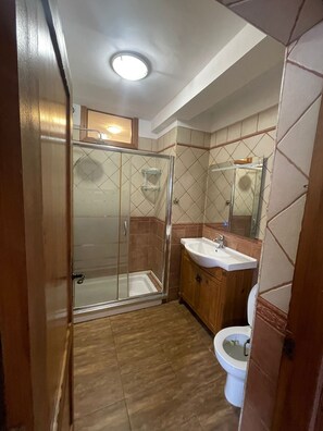 Haartrockner, Handtücher, Seife, Toilettenpapier