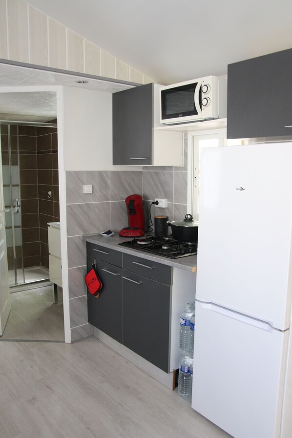 Refrigerador, microondas, parrilla de estufa y lavavajillas 