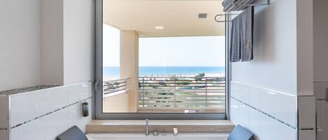 Douche, baignoire à jets, sèche-cheveux, serviettes fournies