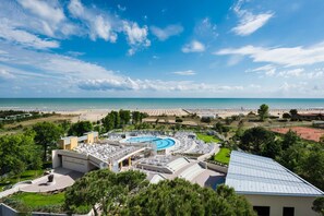 Ein Resort mit einem zentralen Pool, Zugang zum Strand und Meerblick.