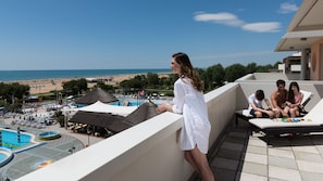 Balcón con vista a la playa y al área de la piscina.