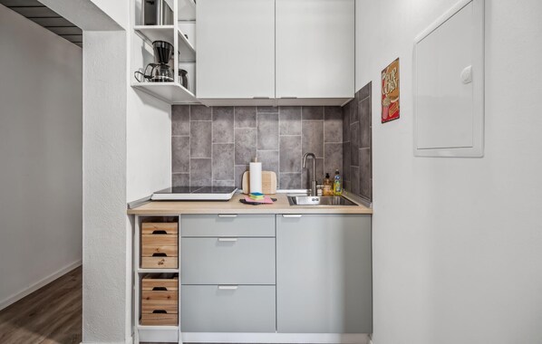 Fridge, coffee/tea maker