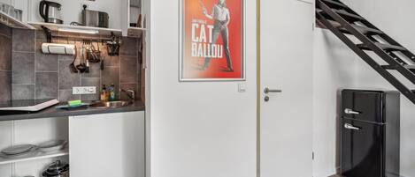 Frigorífic, placa de cuina i cafetera i tetera