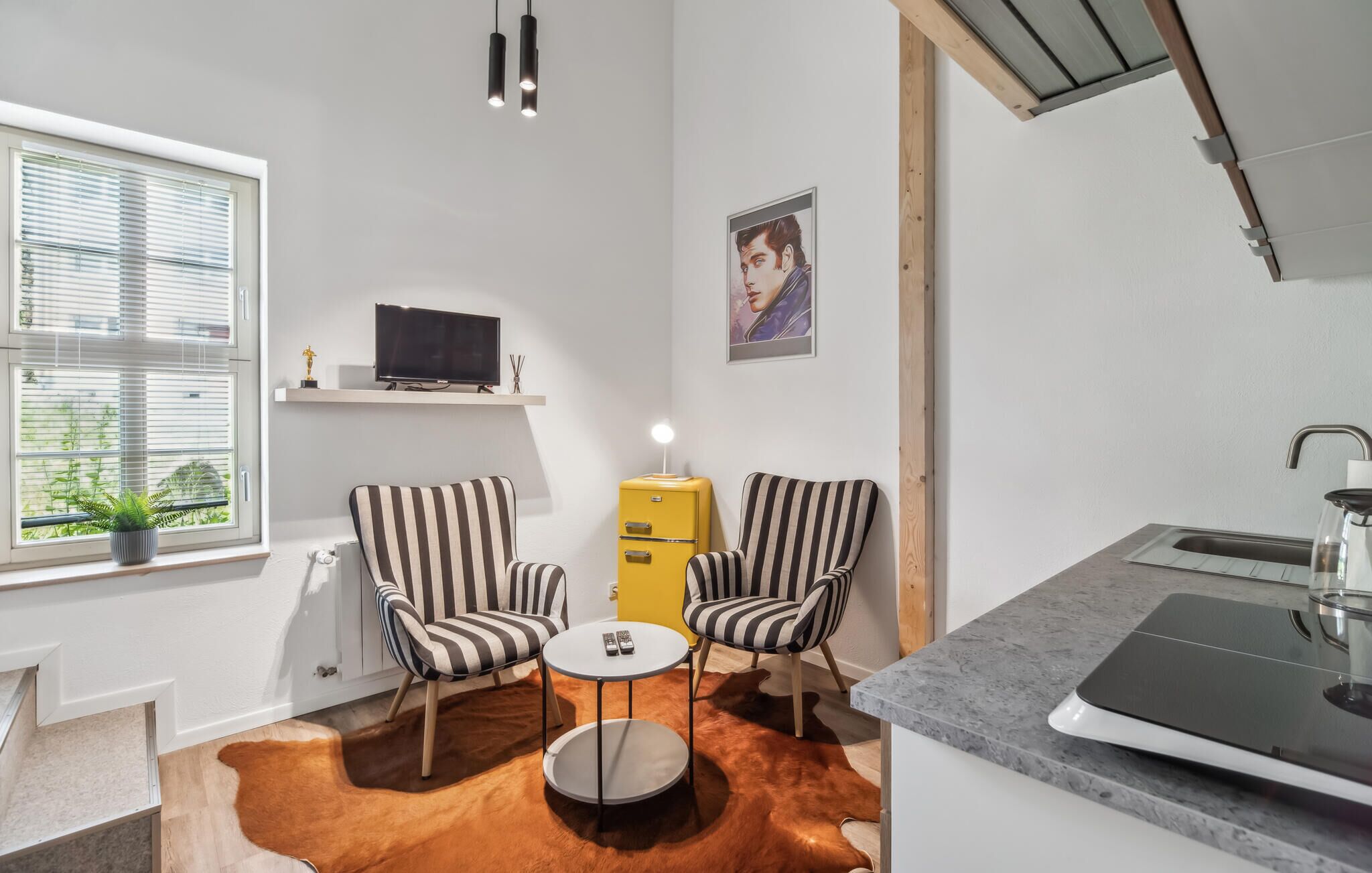 Køleskab, kogeplade, kaffe-/temaskine