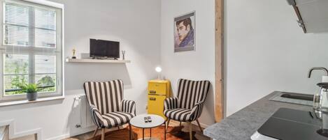 Køleskab, kogeplade, kaffe-/temaskine