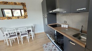 Kaffetrakter/tekoker, kjøleskap, ovn og kokeplater