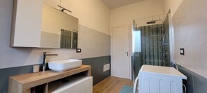 Een haardroger, een bidet, handdoeken, zeep