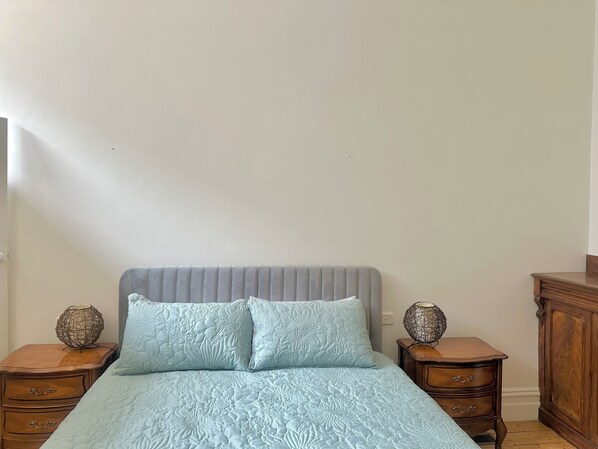 4 habitaciones, tabla de planchar con plancha, wifi y ropa de cama 