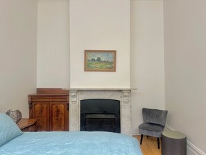 4 bedrooms, iron/ironing board, WiFi, bed sheets - Historic Urban Sanctuary w/ Modern Flair & Parking (North Melbourne)
