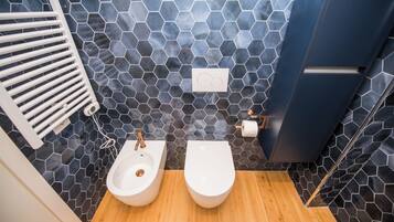 Dusche, Haartrockner, Bidet, Handtücher