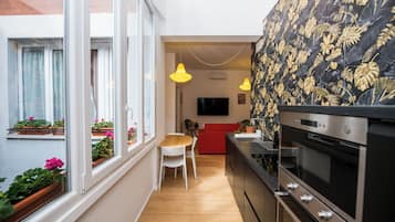 Frigorifero, microonde, forno, piano cottura