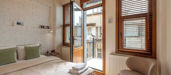 New 5-bedroom house for friends and families with WiFi, AC, near best hotspots