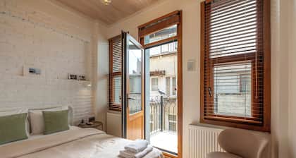 New 5-bedroom house for friends and families with WiFi, AC, near best hotspots