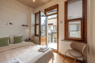 New 5-bedroom house for friends and families with WiFi, AC, near best hotspots