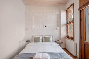 5 bedrooms, in-room safe, iron/ironing board, travel crib