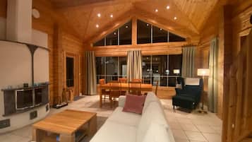 Smart TV, chimenea y estéreo