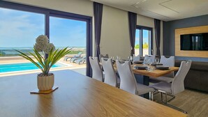 Dining - Wonderful private villa for 7 people with A/C, hot tub, WIFI, private pool, TV and terrace (Viskovići)