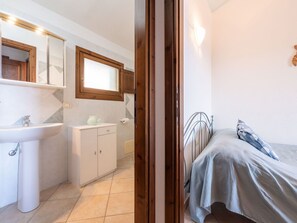 3 Schlafzimmer, Reisekinderbett