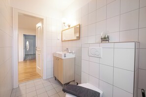 Comfort-Apartment, 2 Schlafzimmer, Balkon, Gartenblick | Badezimmer