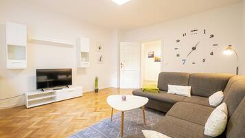 Comfort Condo, 2 Bedrooms, Balcony, Garden View | Living area