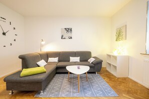 Comfort Condo, 2 Bedrooms, Balcony, Garden View | Living area