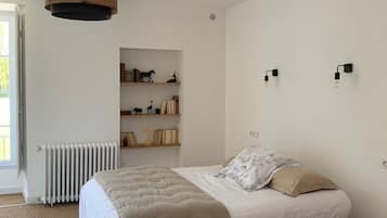 3 bedrooms, iron/ironing board, WiFi, bed sheets