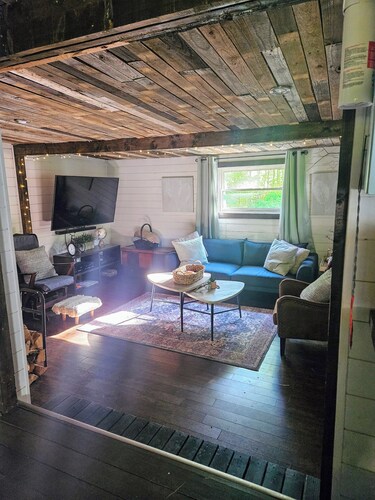 Cozy Cabin in Barss Corner with hot tub. Pet-Friendly!