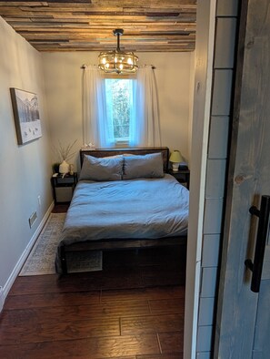 2 bedrooms, iron/ironing board, WiFi, bed sheets - Cozy Cabin in Barss Corner with hot tub. Pet-Friendly! (Barss Corner)