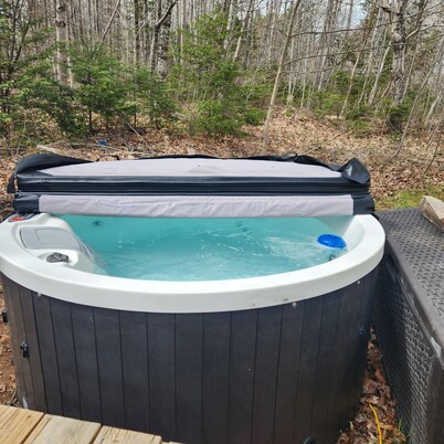 Cozy Cabin in Barss Corner with hot tub. Pet-Friendly!