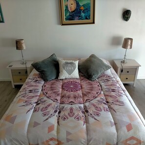 1 bedroom, WiFi, bed sheets - Gite in charming winegrowing village, twenty minutes from Carcassonne. (Comigne)