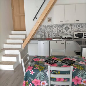 Jääkaappi, mikroaaltouuni, liesi, kahvin-/teenkeitin